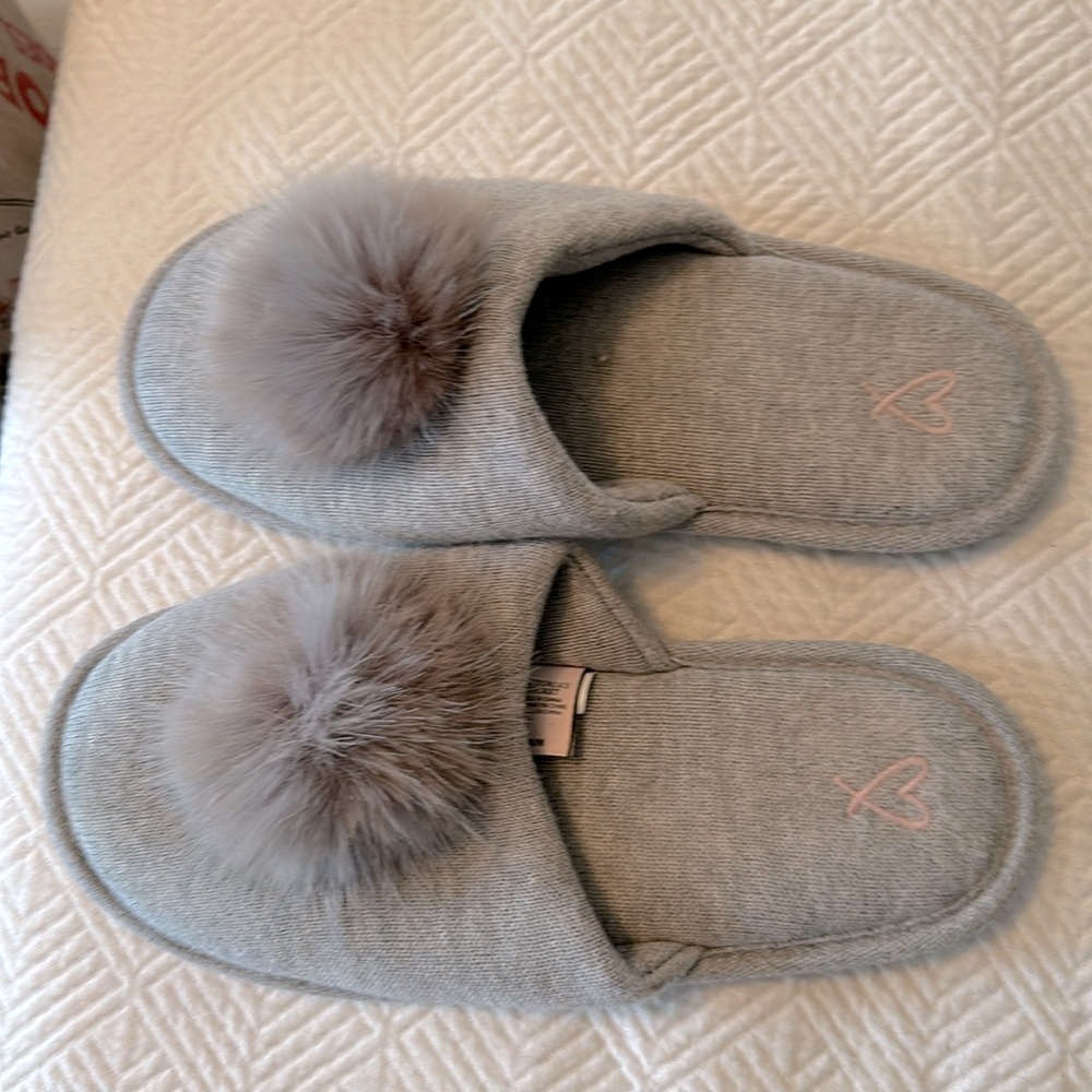 Victoria’s Secret gray slippers with fur Pom Pom. Knit fabric. NWOT. Sz. M